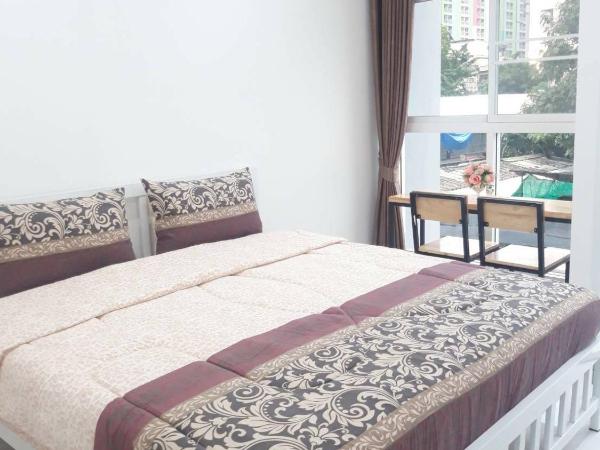 Parvena Ratchada : photo 3 de la chambre chambre lit king-size avec balcon