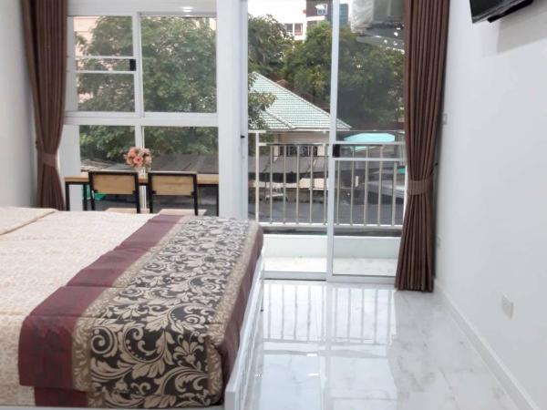 Parvena Ratchada : photo 2 de la chambre chambre lit king-size avec balcon