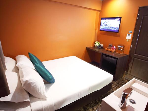 Violet Tower at Khaosan Palace : photo 5 de la chambre chambre double ambre