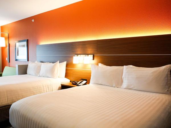 Holiday Inn Express & Suites Downtown Louisville, an IHG Hotel : photo 4 de la chambre chambre lits queen-size avec douche accessible en fauteuil roulant - non-fumeurs