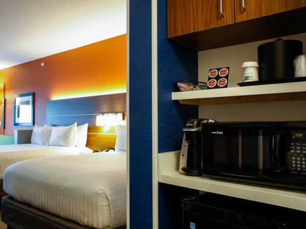 Holiday Inn Express & Suites Downtown Louisville, an IHG Hotel : photo 2 de la chambre chambre lits queen-size avec douche accessible en fauteuil roulant - non-fumeurs