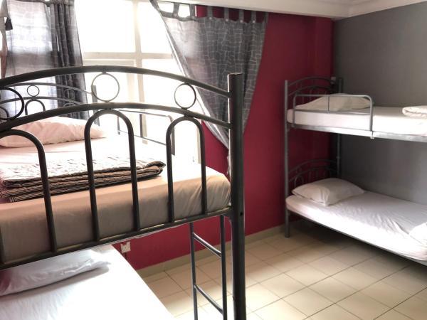 Snooze Inn @Dickson Road : photo 9 de la chambre chambre familiale 6 lits avec salle de bains privative