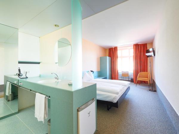 Hotel City am Bahnhof : photo 4 de la chambre chambre double - côté cour