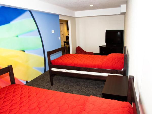 Holiday Inn Hotel & Suites Red Deer, an IHG Hotel : photo 6 de la chambre suite deluxe avec lit king-size