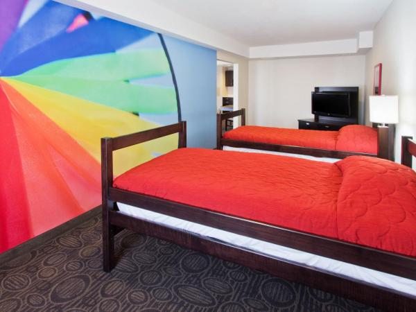 Holiday Inn Hotel & Suites Red Deer, an IHG Hotel : photo 4 de la chambre suite deluxe avec lit king-size