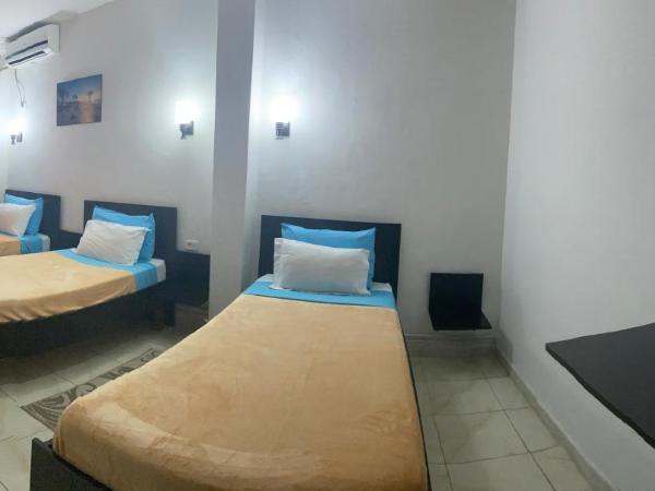 Hotel Métropole Résidence : photo 2 de la chambre chambre triple avec salle de bains privative