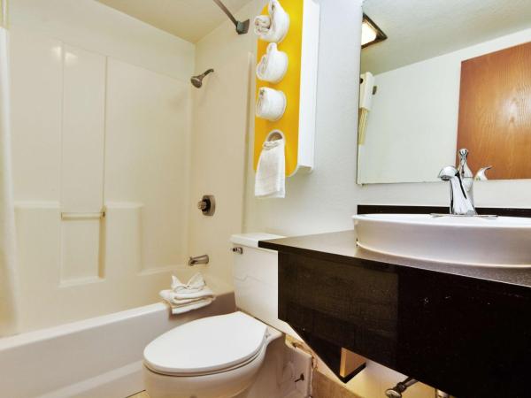 Motel 6 Dallas - Fair Park : photo 3 de la chambre chambre lit queen-size - non-fumeurs