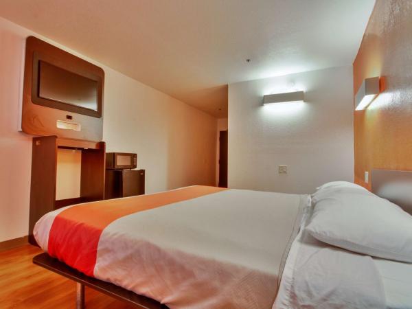 Motel 6 Dallas - Fair Park : photo 2 de la chambre chambre lit king-size - accessible aux personnes à mobilité réduite - non-fumeurs