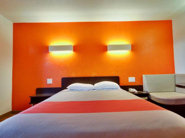 Motel 6 Dallas - Fair Park : photo 4 de la chambre chambre lit king-size - accessible aux personnes à mobilité réduite - non-fumeurs