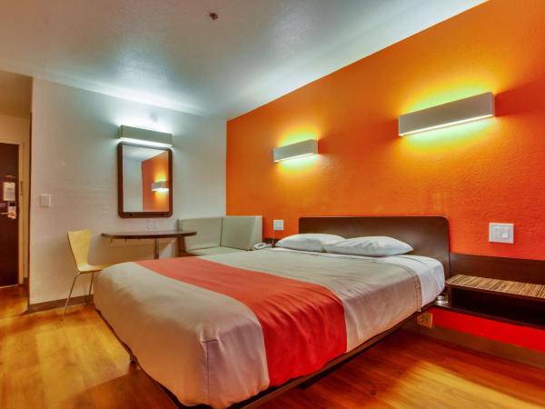Motel 6 Dallas - Fair Park : photo 7 de la chambre chambre lit king-size - accessible aux personnes à mobilité réduite - non-fumeurs