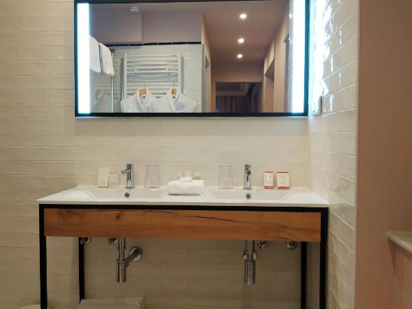 Le Manoir Au Lac : photo 1 de la chambre suite grands bois - vue sur lac