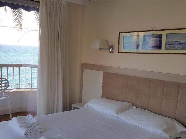 Hôtel Le Dauphin : photo 8 de la chambre chambre double ou lits jumeaux avec balcon - vue sur mer