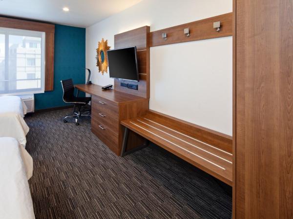 Holiday Inn Express Hollywood Walk of Fame, an IHG Hotel : photo 9 de la chambre standard queen room with two queen beds and mobility accessible tub