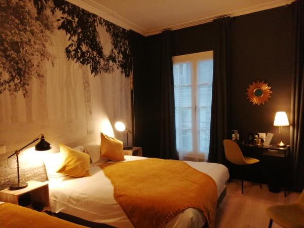 Hotel Du Cygne Tours : photo 1 de la chambre chambre triple - accessible uniquement par des escaliers