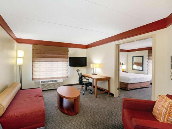 La Quinta by Wyndham Memphis Primacy Parkway : photo 2 de la chambre suite lit king-size