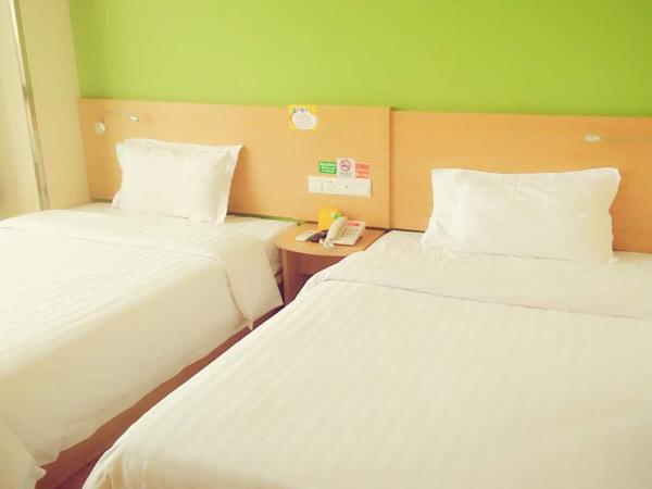 7Days Inn Hangzhou Xiaoshan People`s Square Metro Station : photo 2 de la chambre chambre lits jumeaux confortable