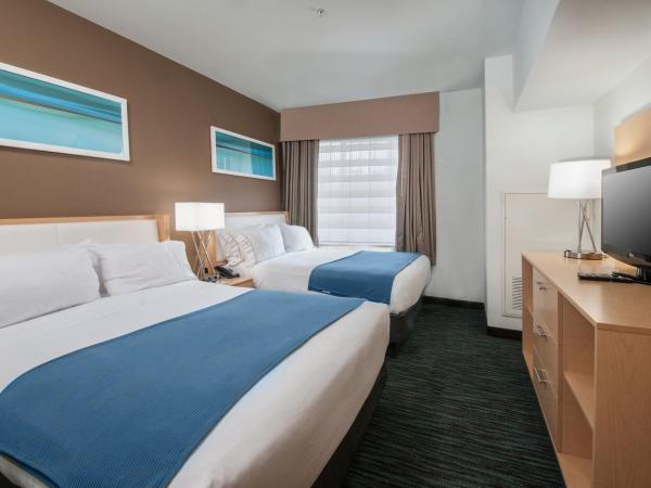 Holiday Inn Express Hotel & Suites San Antonio - Rivercenter Area, an IHG Hotel : photo 1 de la chambre chambre standard avec 2 lits queen-size