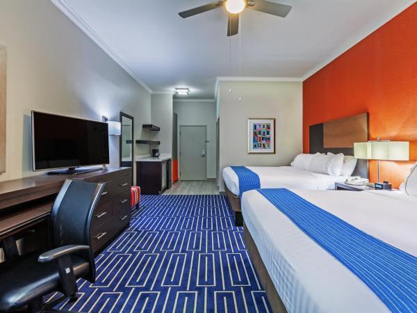 Holiday Inn Express & Suites Houston East, an IHG Hotel : photo 2 de la chambre deluxe room with two king beds - non-smoking