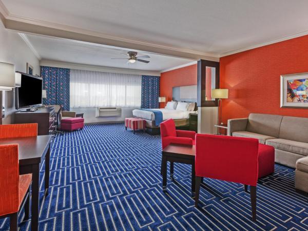 Holiday Inn Express & Suites Houston East, an IHG Hotel : photo 3 de la chambre suite lit king-size exécutive