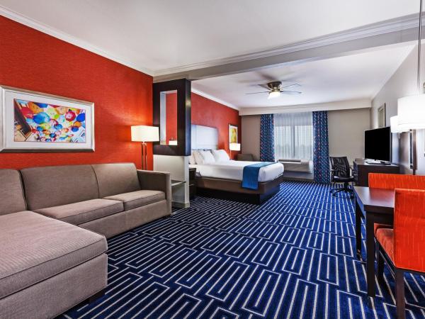 Holiday Inn Express & Suites Houston East, an IHG Hotel : photo 3 de la chambre suite lit king-size – non-fumeurs