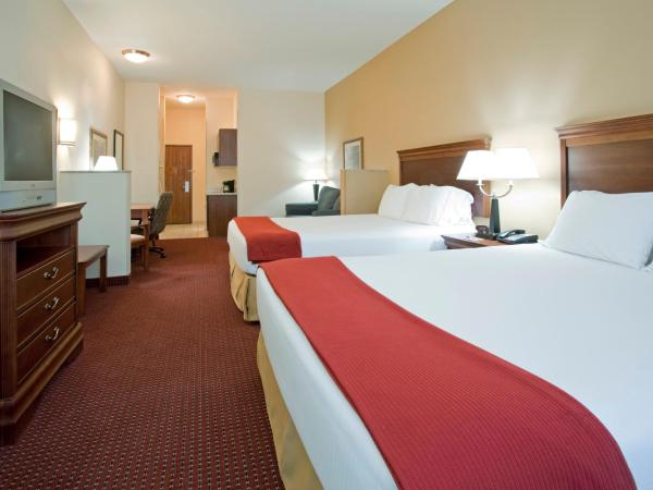 Holiday Inn Express Airport East, an IHG Hotel : photo 1 de la chambre suite disposant de 2 lits queen-size
