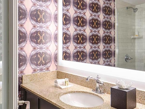 Holiday Inn Hotel French Quarter-Chateau Lemoyne, an IHG Hotel : photo 3 de la chambre chambre lit king-size - vue sur piscine