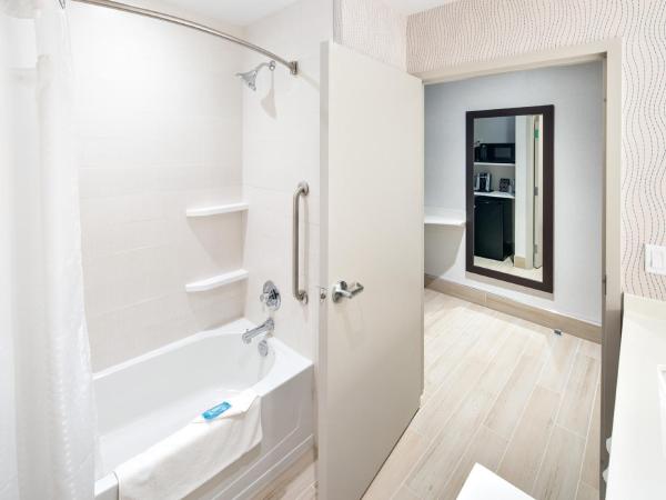 Holiday Inn Express - Red Deer North, an IHG Hotel : photo 3 de la chambre chambre standard avec 2 lits queen-size