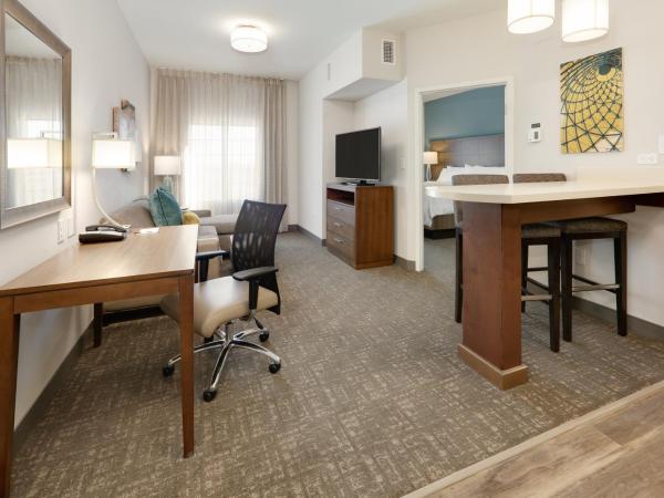 Staybridge Suites - Oklahoma City - Downtown, an IHG Hotel : photo 6 de la chambre suite lit king-size