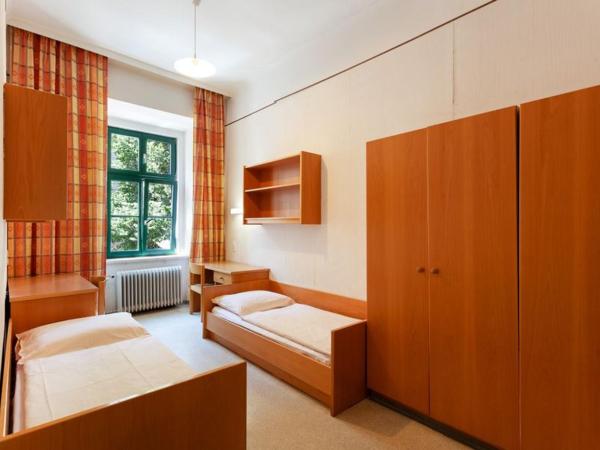 Porzellaneum : photo 2 de la chambre chambre lits jumeaux avec salle de bains commune