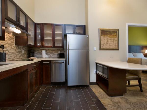 Staybridge Suites Orlando at SeaWorld, an IHG Hotel : photo 1 de la chambre chambre lit queen-size avec douche accessible en fauteuil roulant - non-fumeurs