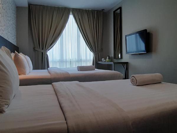 MIICO Hotel @ Mount Austin : photo 3 de la chambre family room with window (king+single)