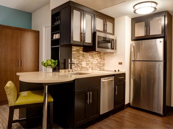 Staybridge Suites Seattle - South Lake Union, an IHG Hotel : photo 9 de la chambre suite studio lit king-size avec grande kitchenette