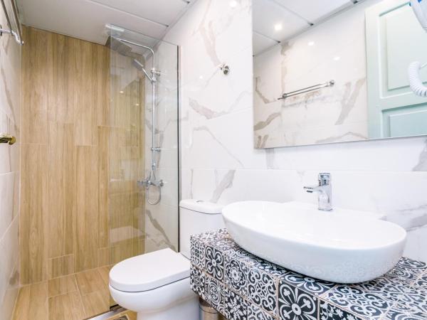 Alegria Pension : photo 3 de la chambre chambre triple avec salle de bains privative