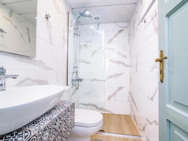 Alegria Pension : photo 4 de la chambre chambre lits jumeaux avec salle de bains privative