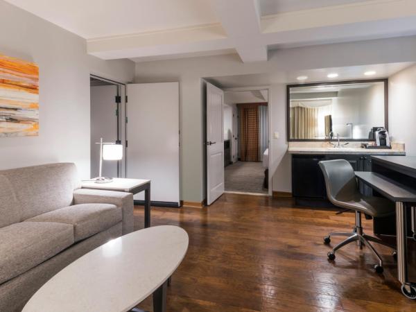 Holiday Inn and Suites Phoenix Airport North, an IHG Hotel : photo 3 de la chambre suite supérieure 