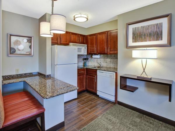 Staybridge Suites Louisville - East, an IHG Hotel : photo 6 de la chambre suite 1 chambre lit king-size