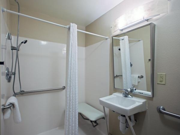 Candlewood Suites Indianapolis Northwest, an IHG Hotel : photo 1 de la chambre one-bedroom king suite with communications accessible roll-in shower