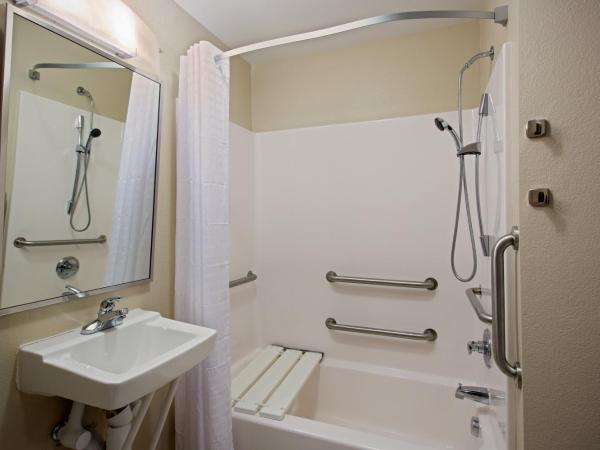 Candlewood Suites Indianapolis Northwest, an IHG Hotel : photo 1 de la chambre hébergement 1 chambre avec 2 lits queen-size et baignoire accessible aux personnes à mobilité réduite - non-fumeurs