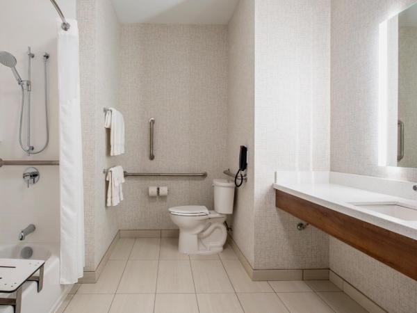 Holiday Inn Express & Suites Kelowna - East, an IHG Hotel : photo 7 de la chambre chambre lit king-size - accessible aux personnes à mobilité réduite / adapté aux malentendants