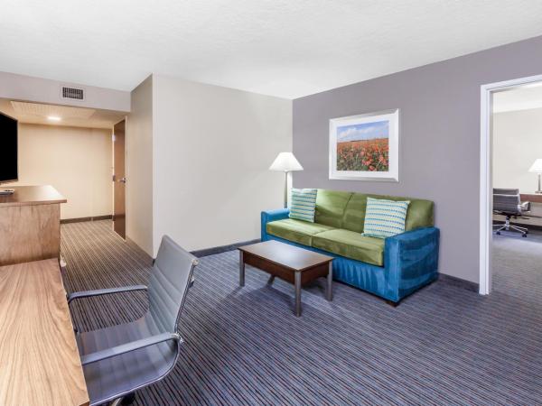 Holiday Inn Hotel & Suites Oklahoma City North, an IHG Hotel : photo 2 de la chambre suite 2 lits queen-size - non-fumeurs
