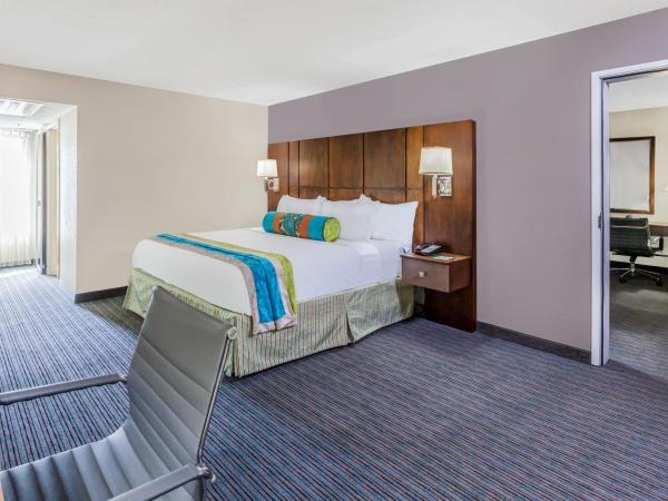 Holiday Inn Hotel & Suites Oklahoma City North, an IHG Hotel : photo 1 de la chambre suite 2 lits queen-size - non-fumeurs