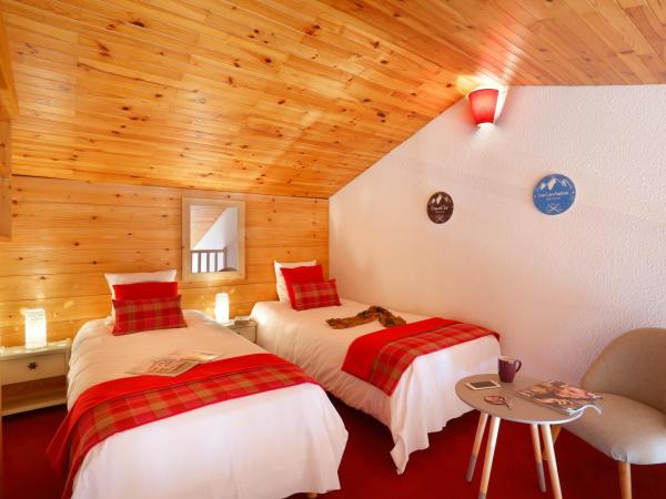 Hôtel du Bourg : photo 3 de la chambre suite duplex (2 adultes) avec balcon