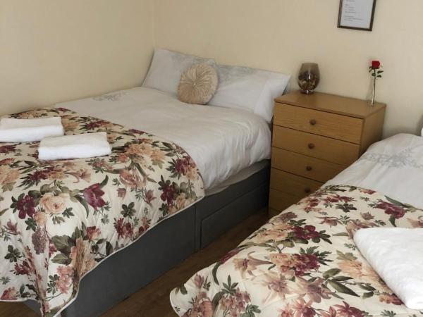 BIG ROOM rusholme WITH TV AND PRIVATE BATHROOM-parking&wifi : photo 6 de la chambre chambre 2 lits king-size