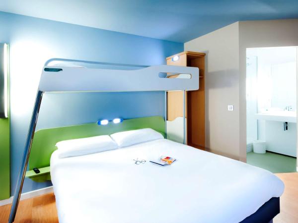 ibis budget Brest Centre Port : photo 1 de la chambre chambre triple avec 1 lit double et 1 lit superposé