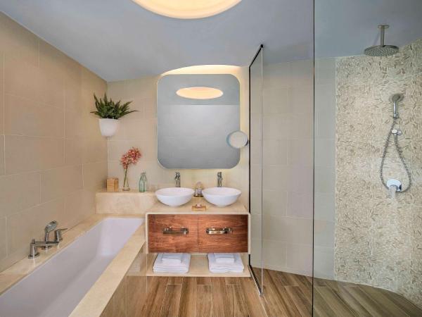 The Retreat Palm Dubai MGallery by Sofitel : photo 1 de la chambre chambre premium - vue sur mer palm jumeirah - accès au salon club - lit king-size ou 2 lits simples - accès à la plage privée