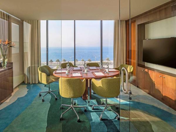 The Retreat Palm Dubai MGallery by Sofitel : photo 2 de la chambre chambre premium - vue sur mer palm jumeirah - accès au salon club - lit king-size ou 2 lits simples - accès à la plage privée