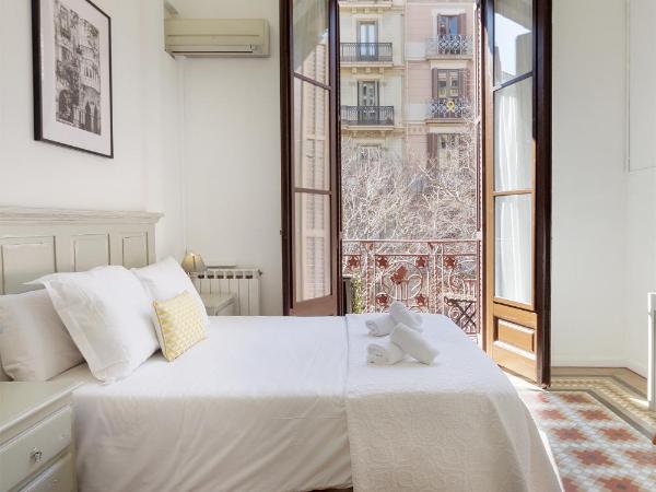 Hostal Girona : photo 1 de la chambre chambre triple supérieure avec balcon