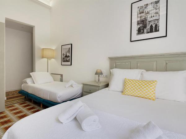 Hostal Girona : photo 7 de la chambre chambre triple supérieure avec balcon