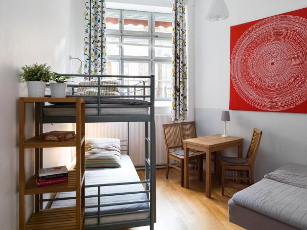 Castanea Old Town Hostel : photo 4 de la chambre chambre quadruple avec salle de bains commune