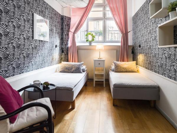 Castanea Old Town Hostel : photo 1 de la chambre chambre lits jumeaux avec salle de bains commune